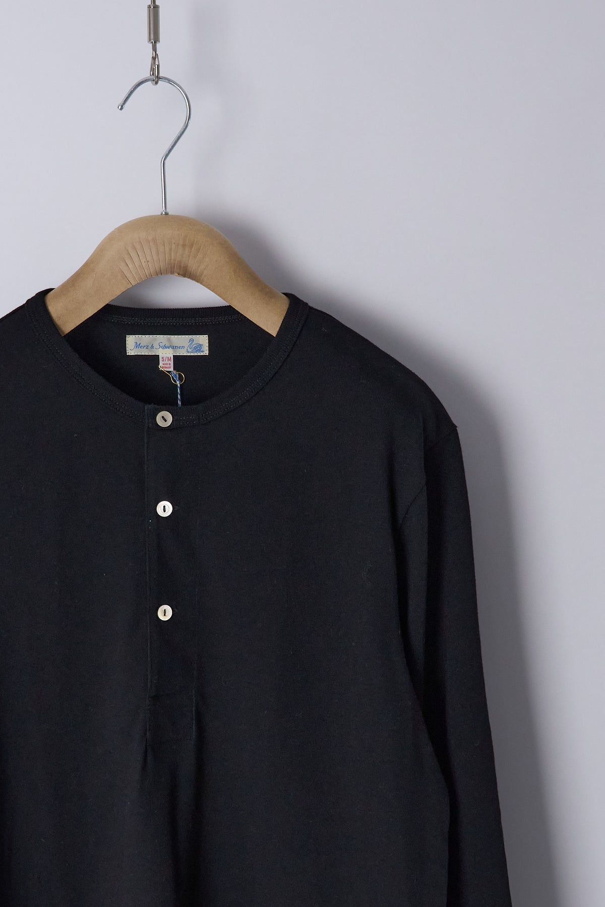 2M06.99 Refined Long Sleeve Henley Deep Black