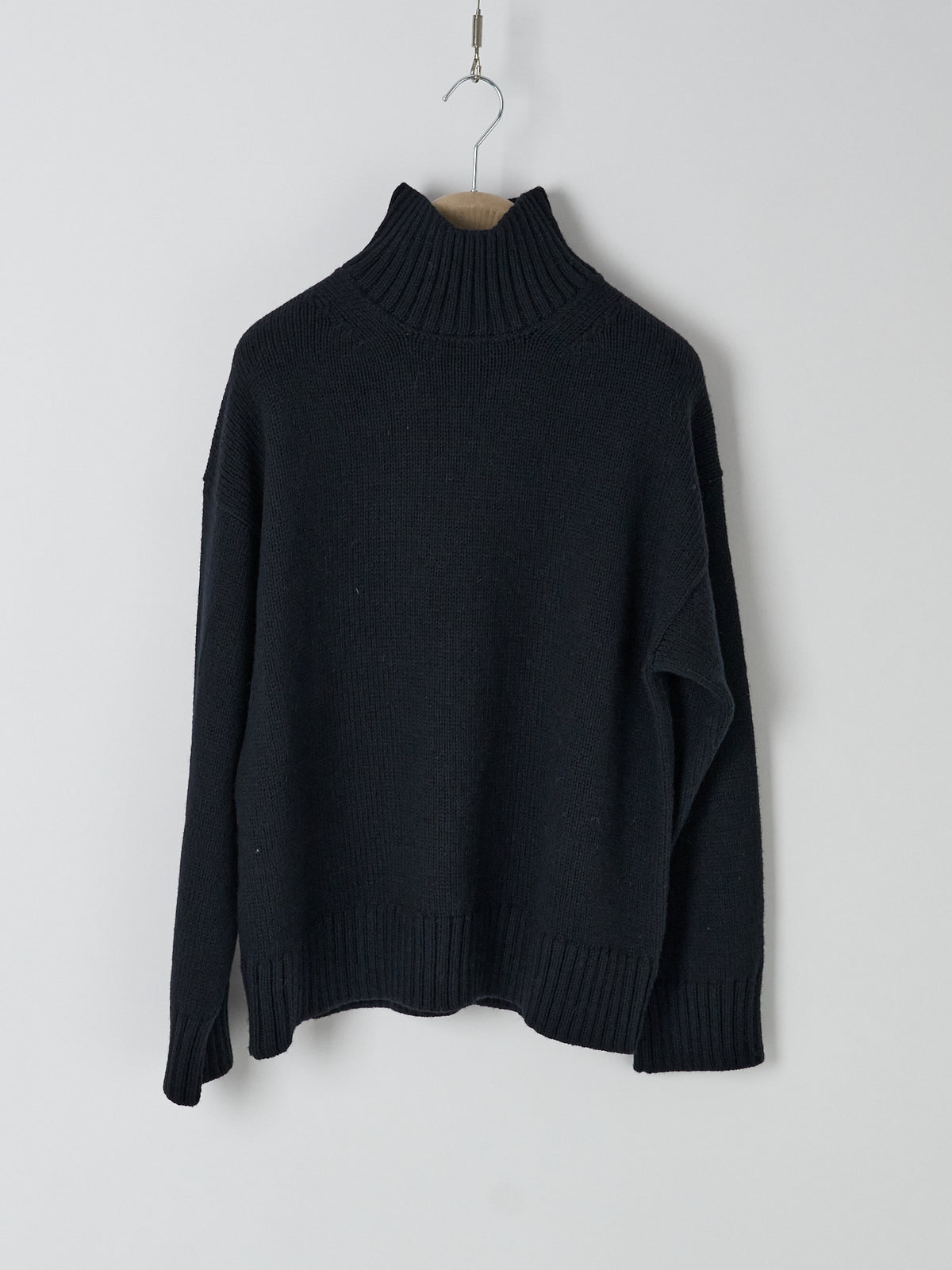 Farah Sweater – Black Navy