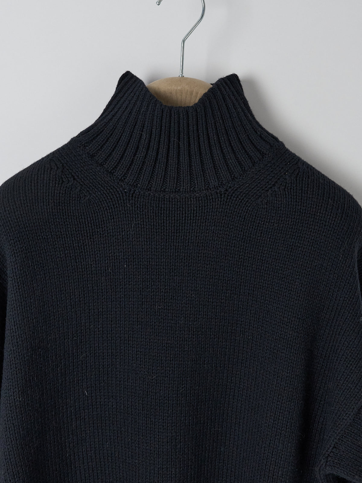 Farah Sweater – Black Navy