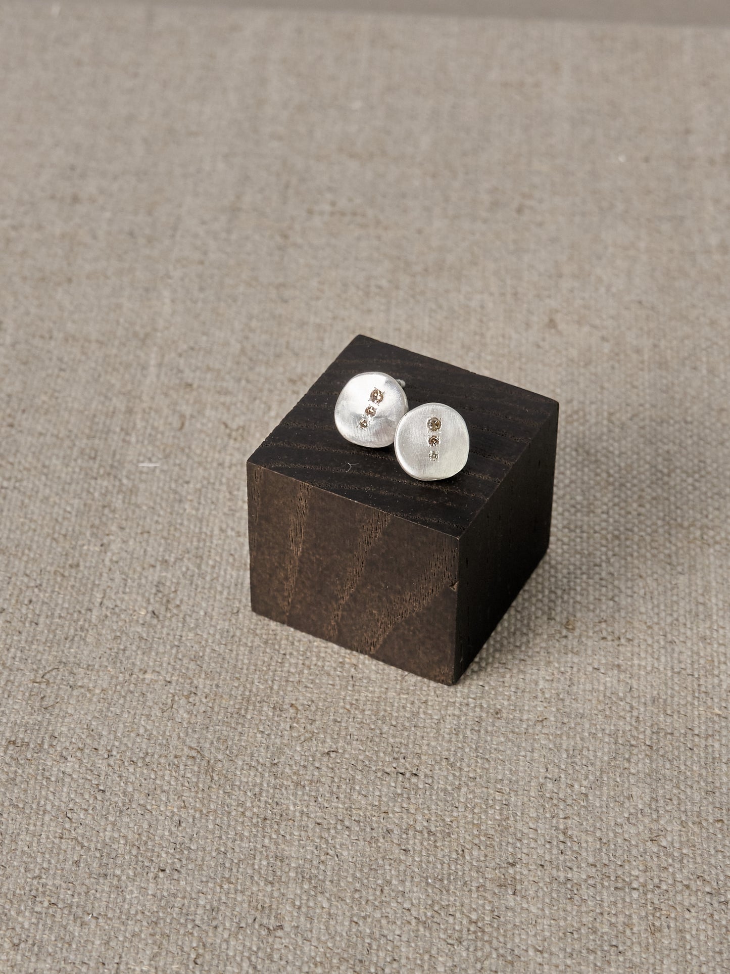 Win No.1 Stud Earrings – Cognac Diamonds