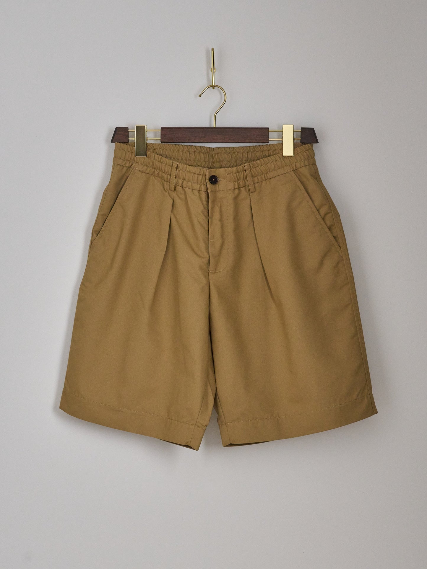 Pleated Track Short in Brushed Polytech - Sand